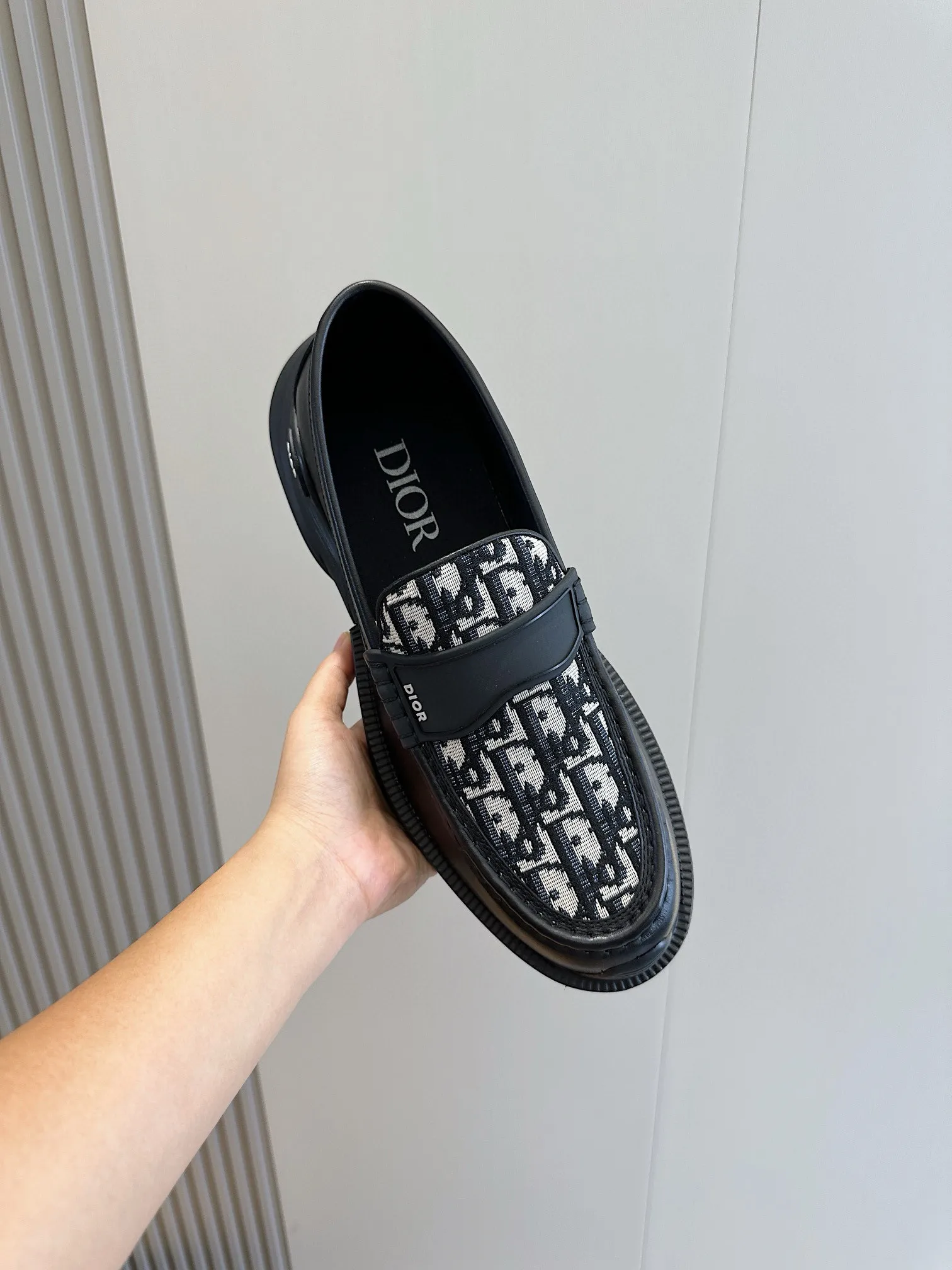 Factory price: 540💰◾️▫️Dior Combat Derby shoes are a new product in the 2024 spring men's wear series, presenting a mixed style that combines fashion design with sports elements. Crafted from black buffed calfskin leather with beige and black Oblique print panels on the sides and tongue. Designed with laces and technical zipper closure, the lightweight mixed-style sole highlights the charm of high-end customization. The Dior signature on the side enhances the style and will add a trendy touch to any look this season. Size: 39-44 (customized at 38.45)
